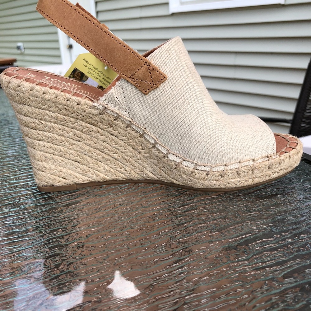 BRAND NEW-TOMS Monica SIZE 6-NEVER WORN